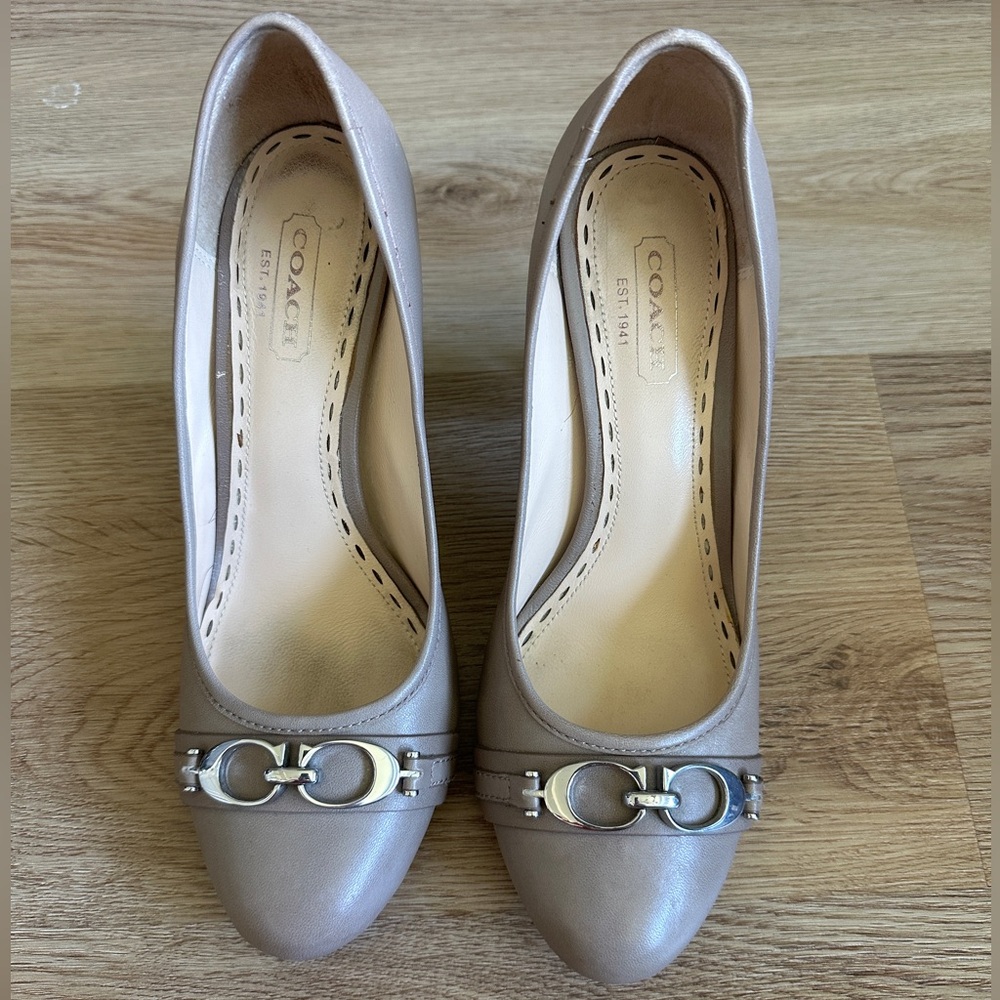 COACH pumps with logo hardware detail